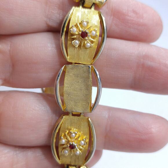 Vintage BSK Floral Bracelet, Gold Tone, 1950s Jewelry - Picture 9 of 10